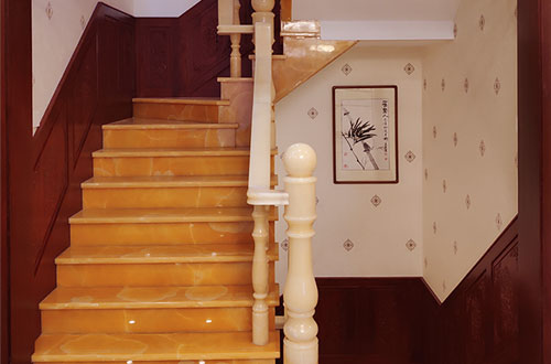 长丰中式别墅室内汉白玉石楼梯的定制安装装饰效果